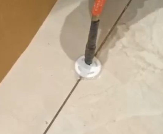 贡嘎瓷砖空鼓维修公司专业解答瓷砖在铺贴过程中，如果没有涂抹均匀到位的粘结材料（如水泥砂浆或瓷砖胶），可能会导致以下问题