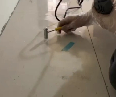 贡嘎瓷砖开裂维修公司专业分享瓷砖在铺贴前如果没有沥干水分，将会导致以下问题