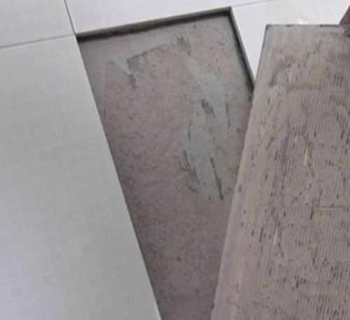 贡嘎瓷砖空鼓维修公司分享瓷砖铺贴时如果打浆（即涂抹在瓷砖背面和基层上的砂浆或瓷砖胶）过少，会带来以下问题